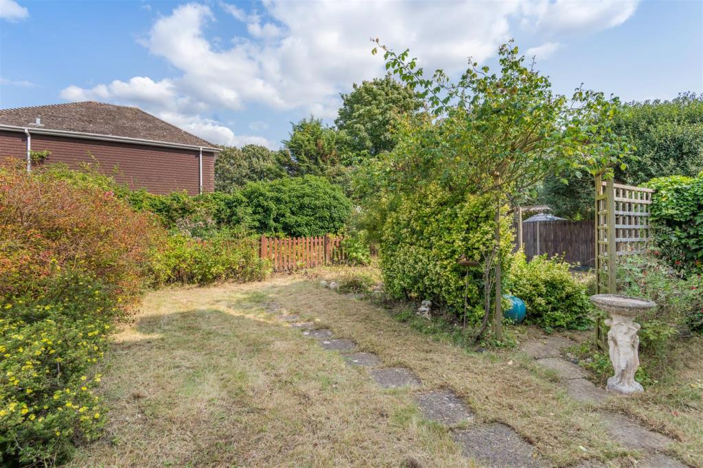 Lot: 91 - PERIOD COTTAGE FOR IMPROVEMENT - Garden to rear